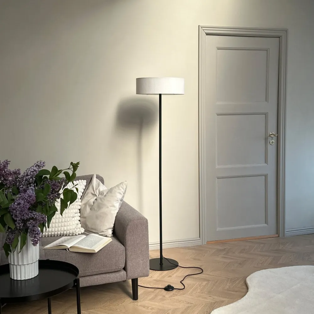 Best Dyberg Larsen Calix golvlampa Svart