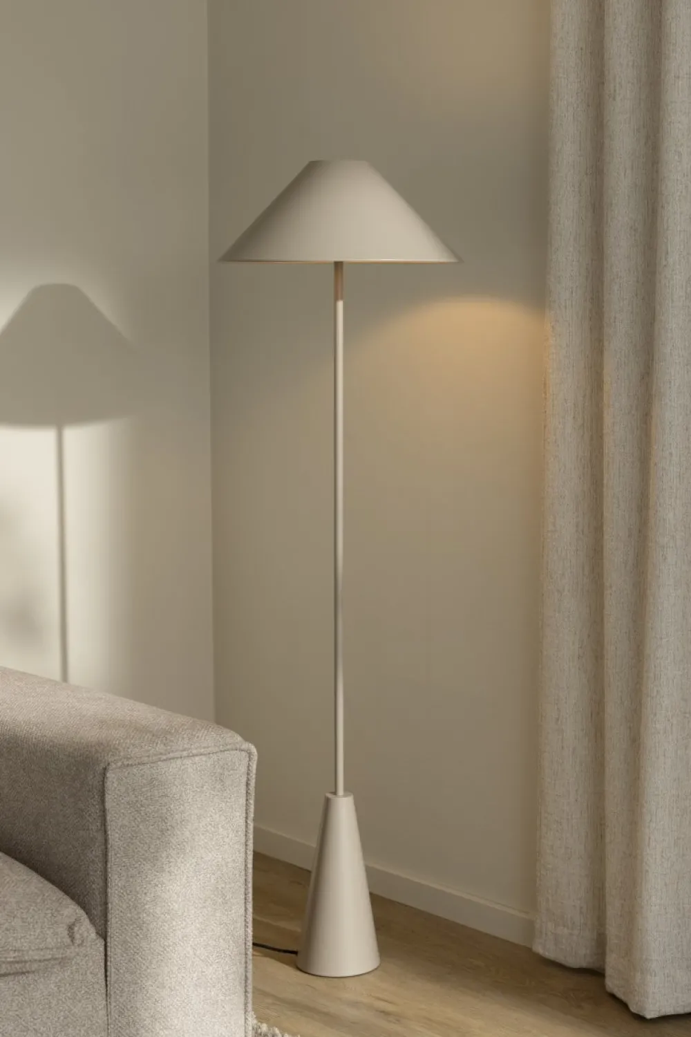 New Globen Lighting Cannes golvlampa