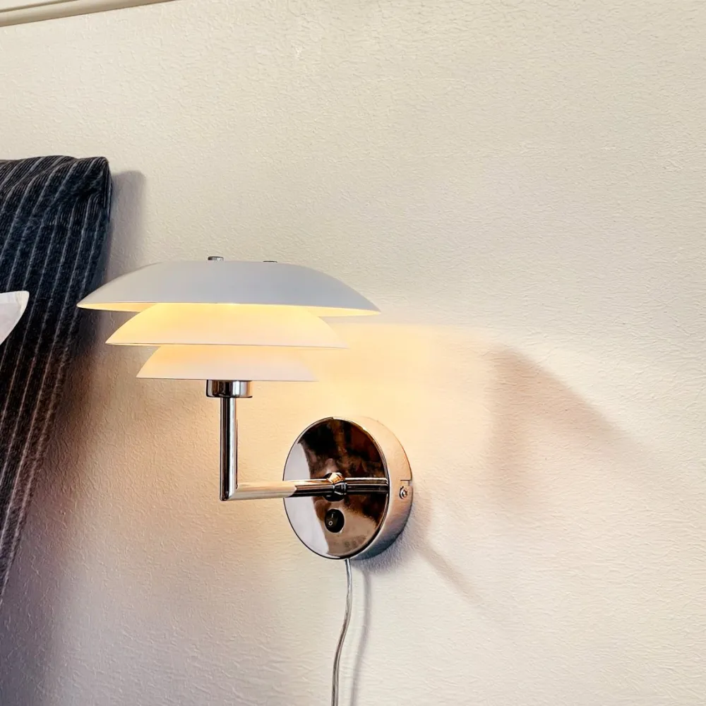 Hot Dyberg Larsen DL20 vägglampa Vit
