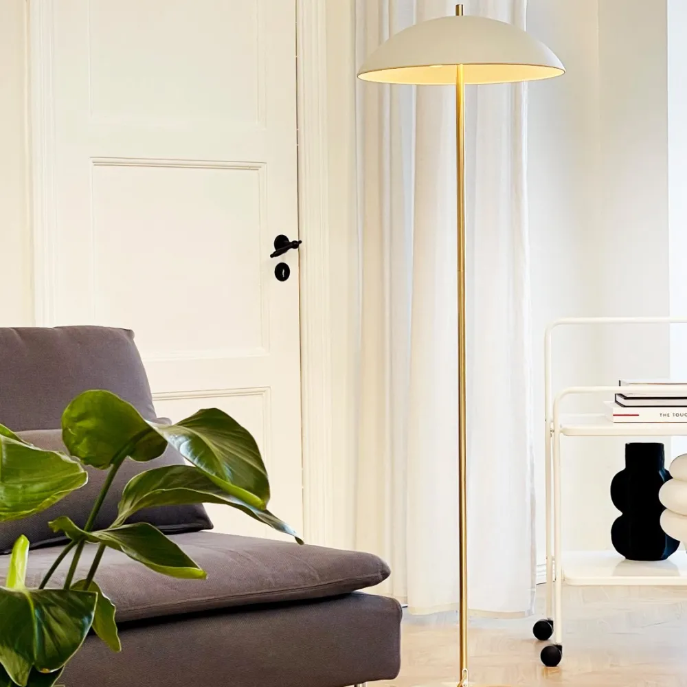 Hot Dyberg Larsen Globus golvlampa Mässing/beige