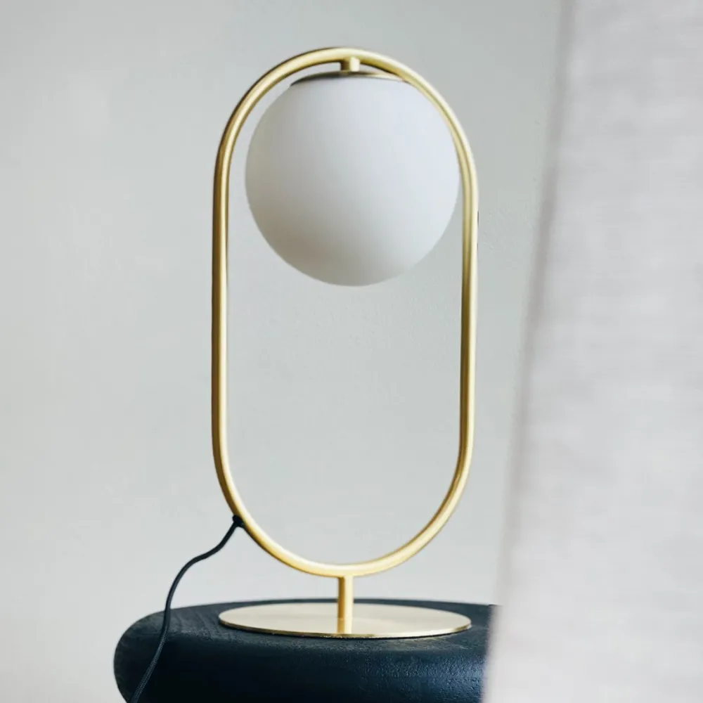 Hot Dyberg Larsen Reims 40cm bordslampa Mässing/vit