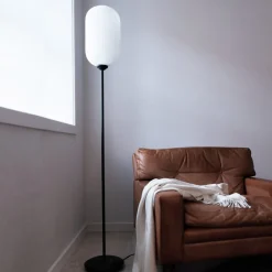 Hot Dyberg Larsen Riflet golvlampa Svart