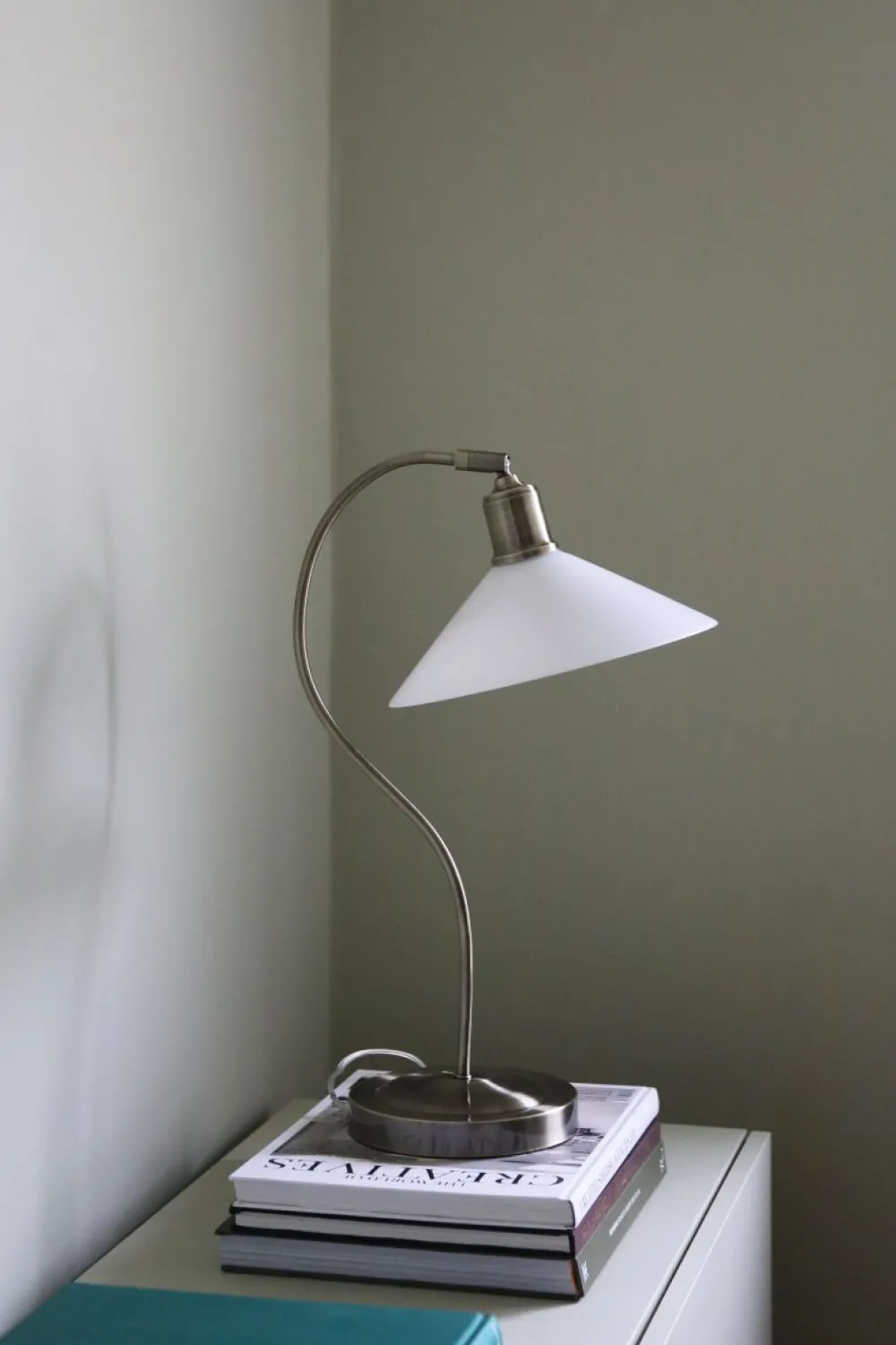 Best Markslöjd Vela 50cm bordslampa Mässing/vit